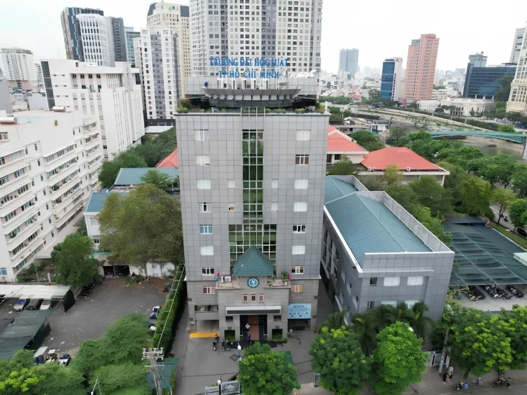 Trường Đại học Luật TP.HCM nằm ngay khu vực trung tâm Quận 4, mang lại lợi thế giáo dục vượt trội