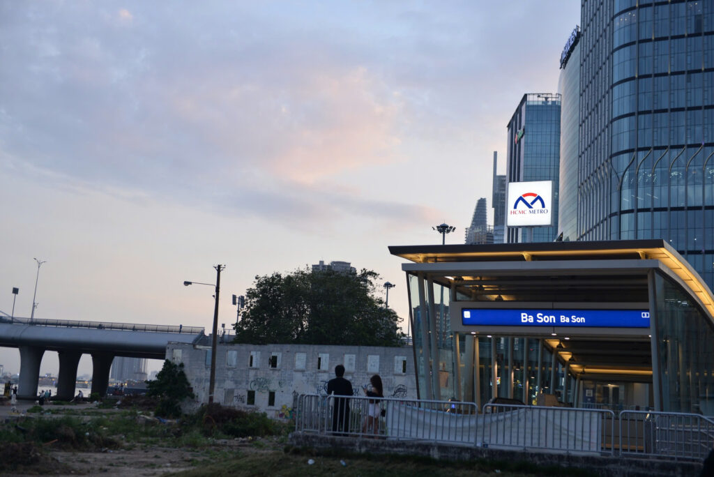Ga Ba Son là nhà ga ngầm thuộc tuyến đường sắt đô thị Metro số 1