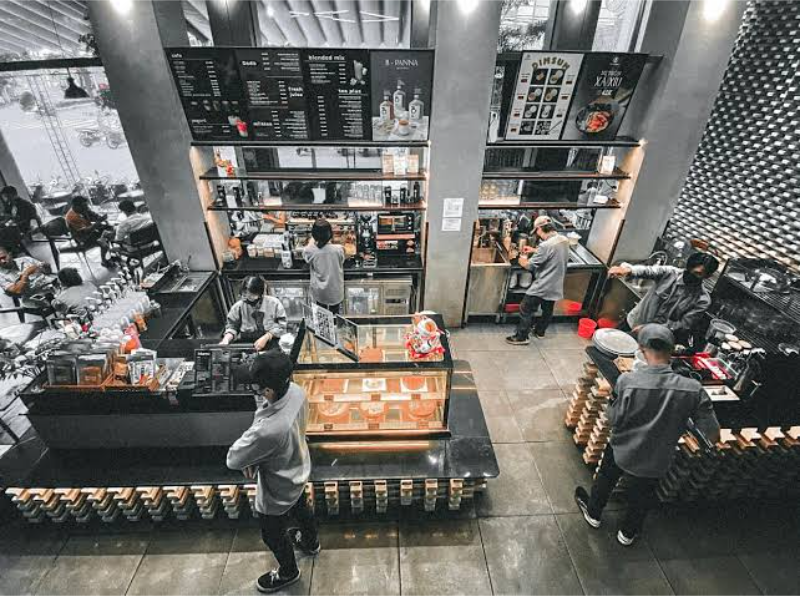 Quầy bar pha chế chuyên nghiệp và rộng rãi tại quán The Banned Coffee