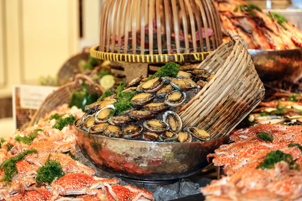 Quầy hải sản tươi sống ngập tràn bào ngư, cua biển đỏ và tôm càng trên thảm đá lạnh