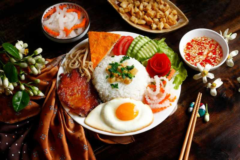 Đĩa cơm tấm sườn bì chả trứng ốp la thơm ngon