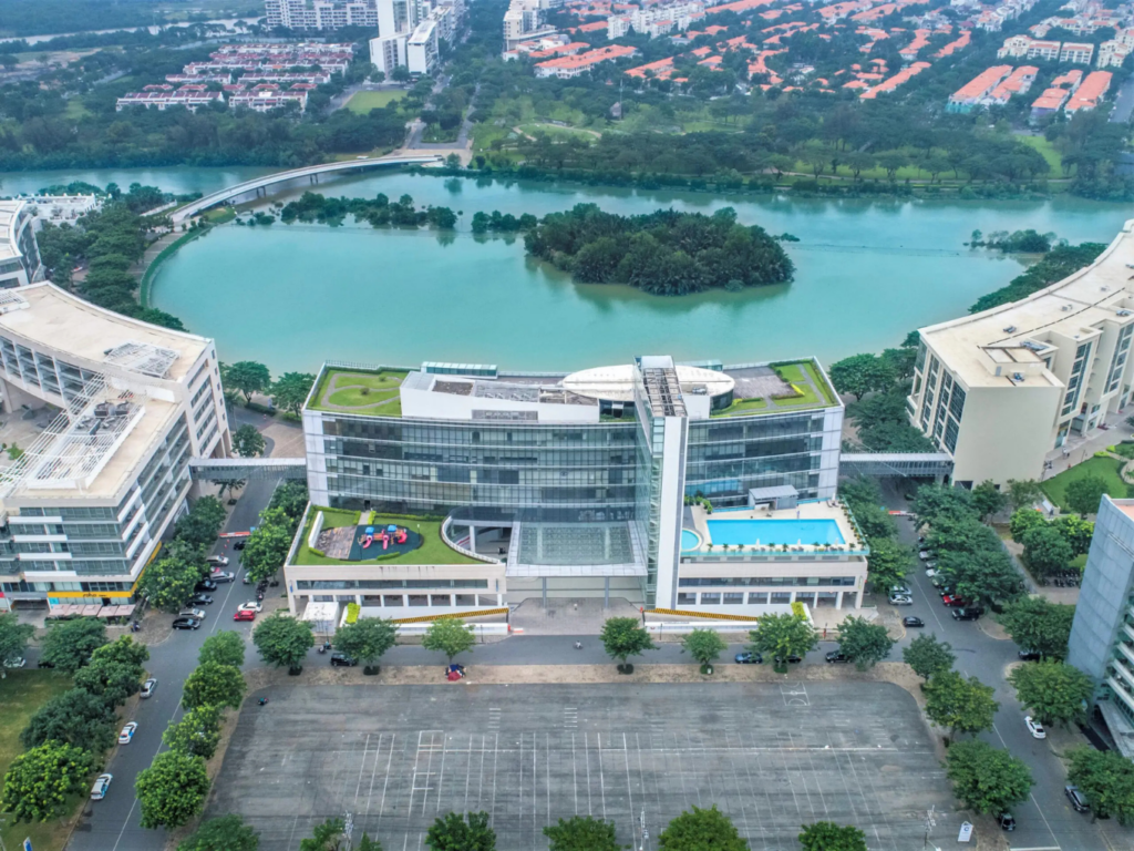 Khuôn viên hiện đại tích hợp không gian xanh của trường đại học quốc tế tại Quận 9 cũ