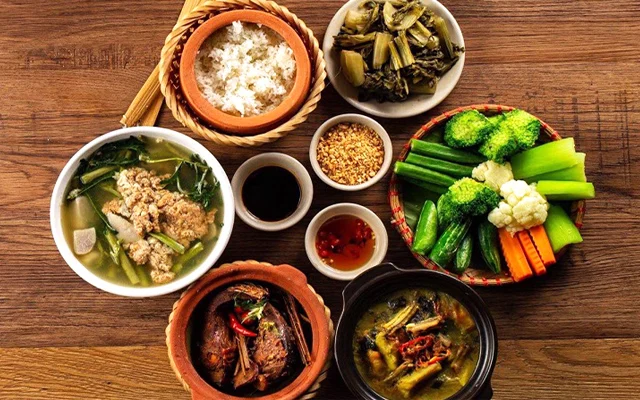 Mâm cơm niêu truyền thống ngập tràn món ngon với cá kho tộ, canh cua, rau luộc và dưa cà