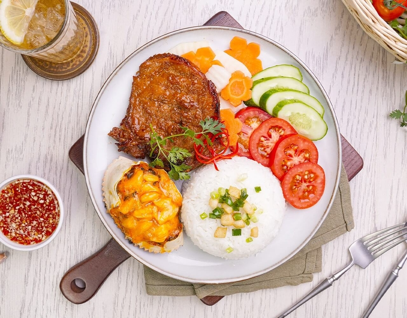 Đĩa cơm tấm sườn nướng mỡ hành đậm đà cho lịch trình ẩm thực