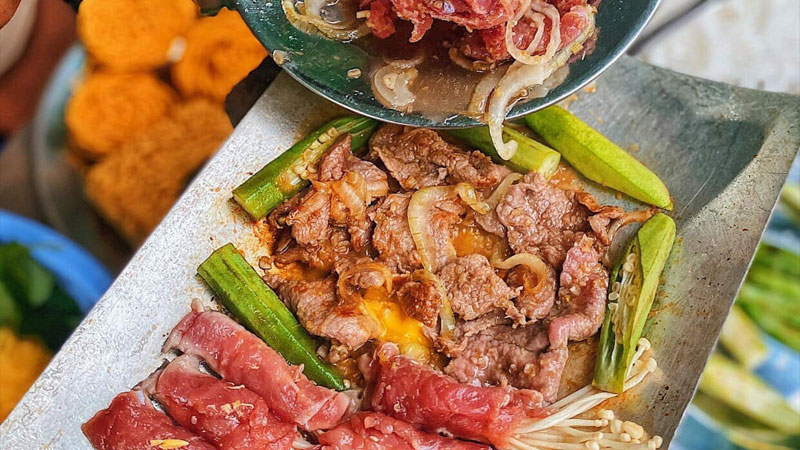 Khay bò né nướng ngói thơm nức mũi điểm cộng cho các tín đồ ẩm thực