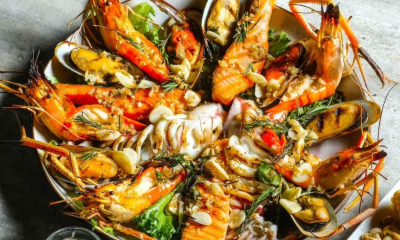 Chơi gì ở phường Đông Hưng Thuận điểm đến vui chơi cho cuối tuần Đĩa hải sản thập cẩm sốt tỏi gồm tôm càng nướng mực ống vẹm xanh và cá hồi