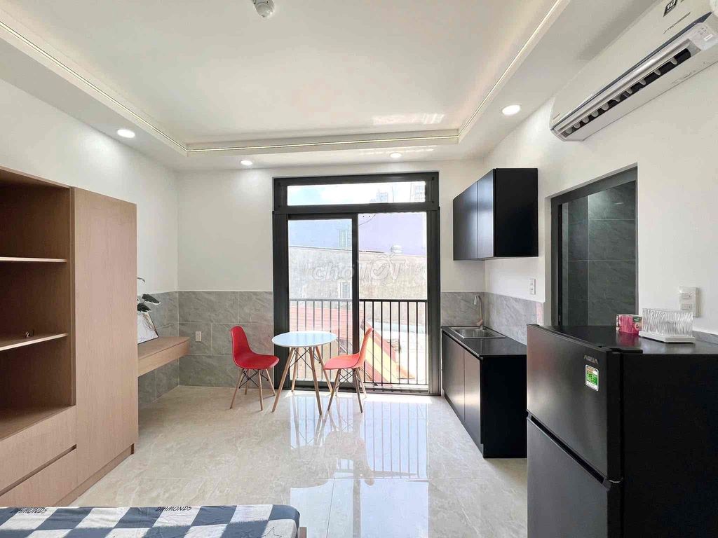 So sánh nguồn cung phòng trọ và mức độ cạnh tranh giữa Gò Vấp và Quận 12 trong mùa cao điểm thuê trọ.