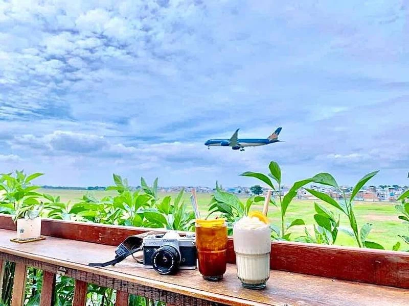 Quán cafe rooftop view ngắm máy bay cất cánh