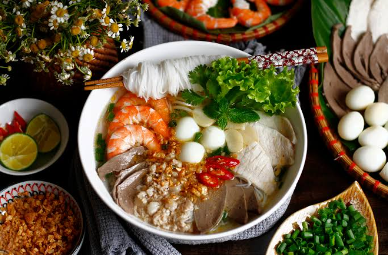 Tô hủ tiếu Nam Vang thập cẩm tôm, thịt, gan và trứng cút đầy đặn