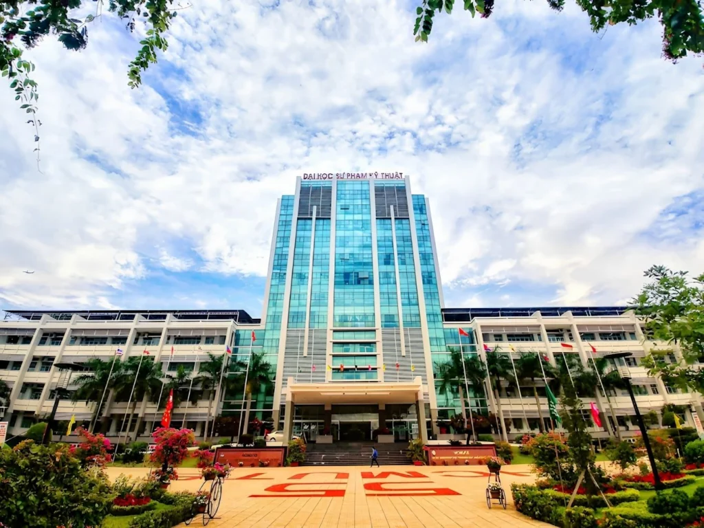 Trường Đại học Sư phạm Kỹ thuật TP.HCM tọa lạc trên trục đường chính gần dự án
