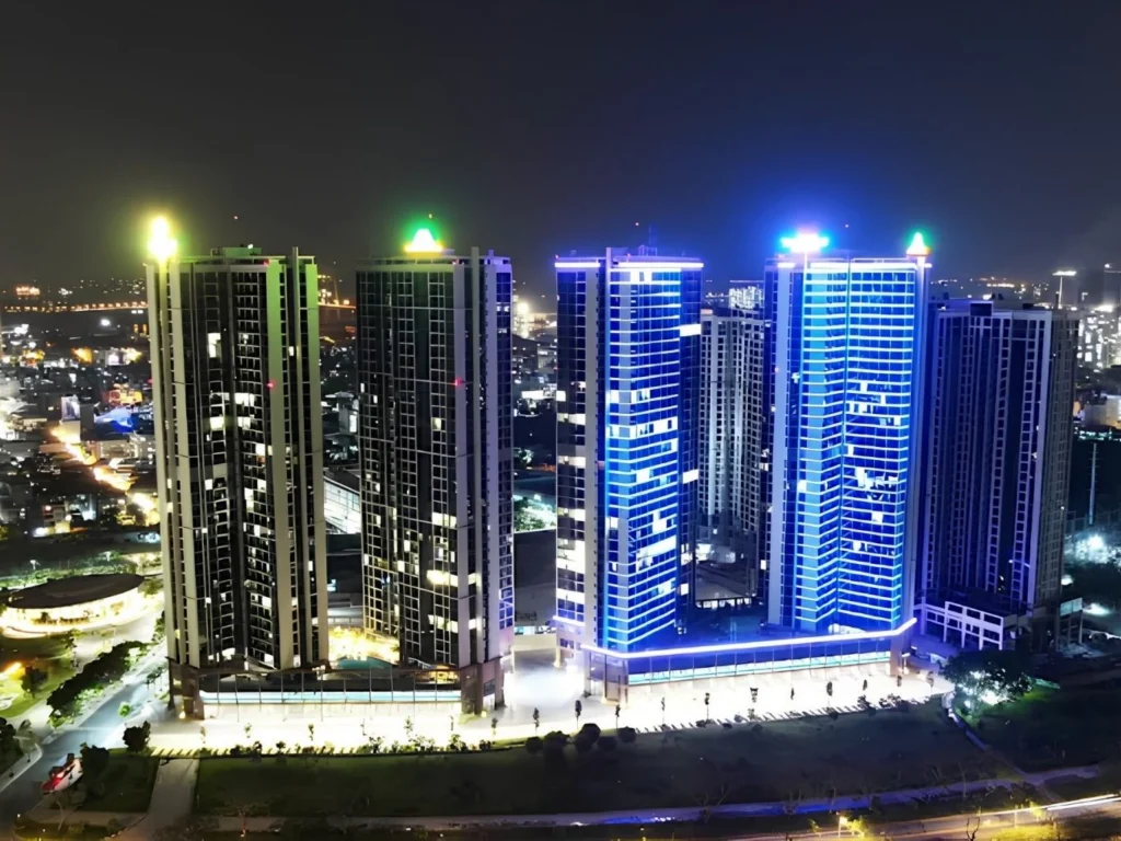 Vẻ đẹp hiện đại, lung linh sắc màu về đêm của các tòa tháp căn hộ Eco Green Sài Gòn.