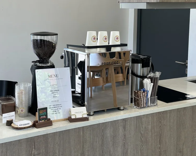 Quầy pha chế với máy espresso chuyên nghiệp và khu vực order của quán cà phê