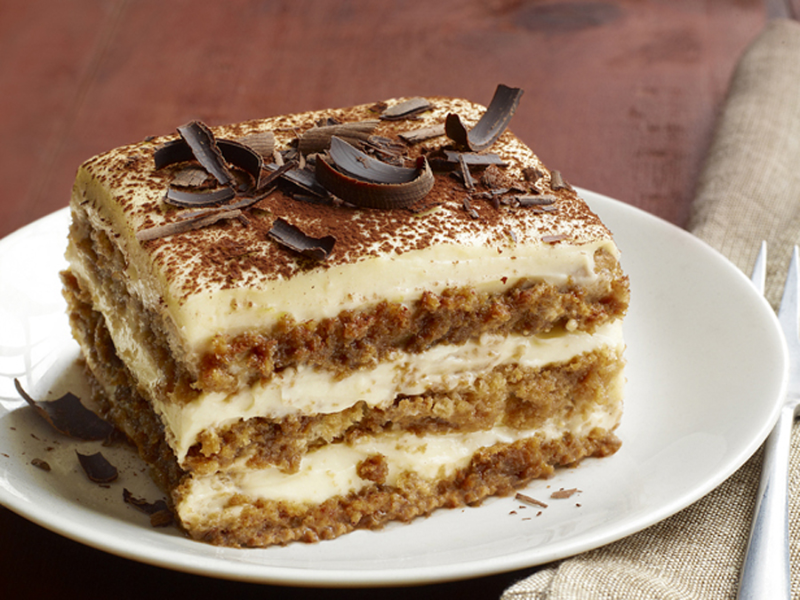 Miếng bánh tiramisu béo ngậy phủ bột ca cao và vụn socola