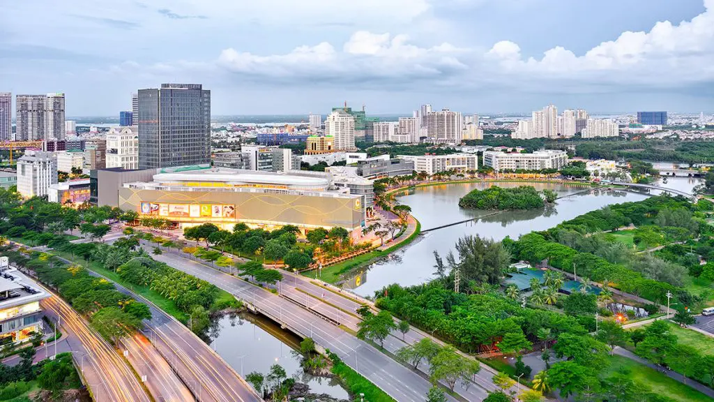 Phú Mỹ Hưng tại Quận 7 và Vinhomes Grand Park tại TP. Thủ Đức cùng các tuyến giao thông quan trọng kết nối trung tâm thành phố.