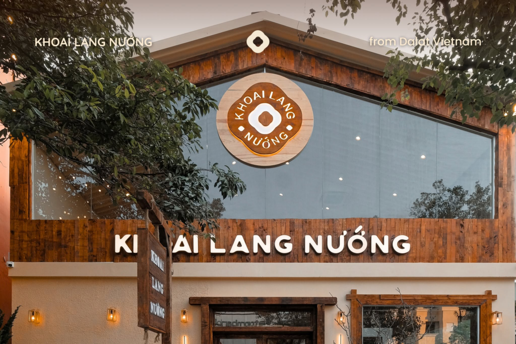Mặt tiền nhà hàng nổi bật thuộc danh sách quán ăn ngon phường Phú Nhuận được nhiều thực khách yêu thích.
