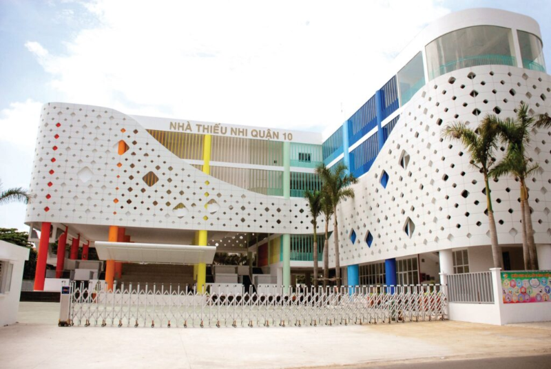 Mặt tiền tòa nhà Nhà Thiếu Nhi Quận 10 với thiết kế hiện đại - điểm vui chơi cho bé tại phường Hòa Hưng