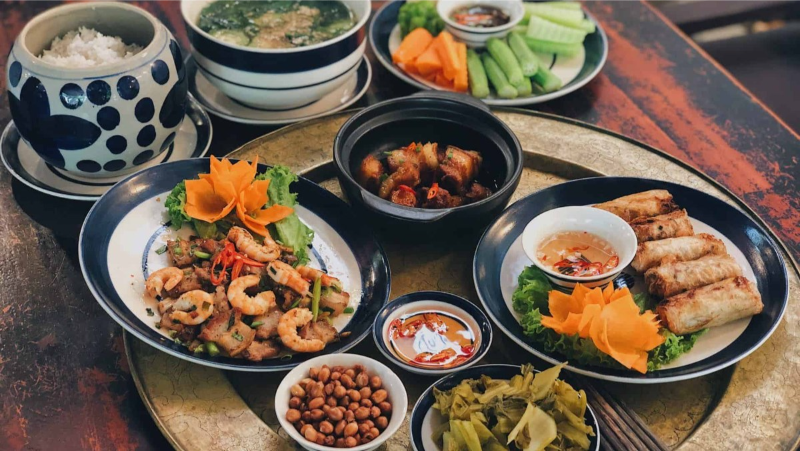 Mâm đồng bài trí cơm niêu, tôm thịt kho tàu, chả gióm giòn và dưa chua