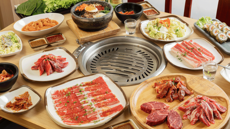 Bàn tiệc nướng Hàn Quốc phong phú với thịt bò, thịt heo và các món ăn kèm