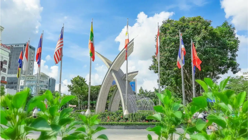 Biểu tượng Công viên Hoàng Văn Thụ nổi bật với hàng cờ ASEAN