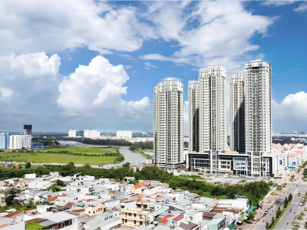 Phân tích thực tế trải nghiệm sống và hệ thống tiện ích khu vực Quận 11 Góc nhìn flycam từ trên cao toàn cảnh các tòa tháp chung cư cao tầng hiện đại vươn cao giữa khu dân cư, bên cạnh mảng xanh và dòng sông