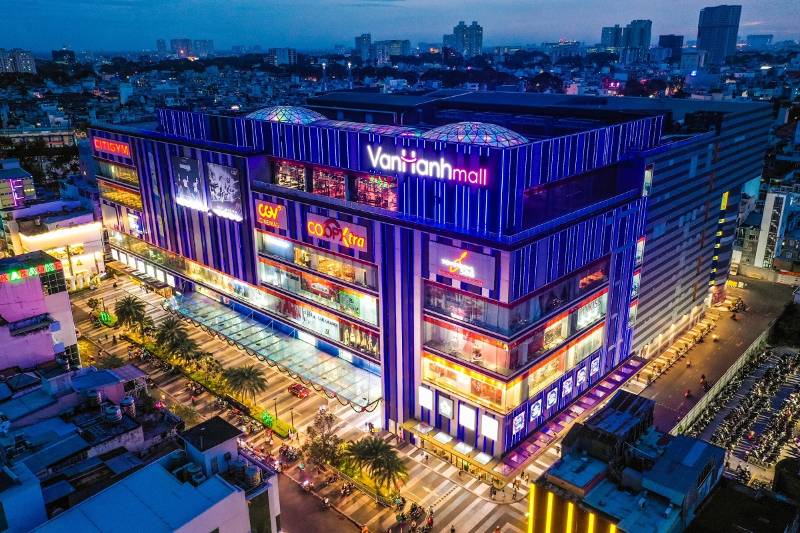 Toàn cảnh trung tâm thương mại Vạn Hạnh Mall lung linh ánh đèn về đêm