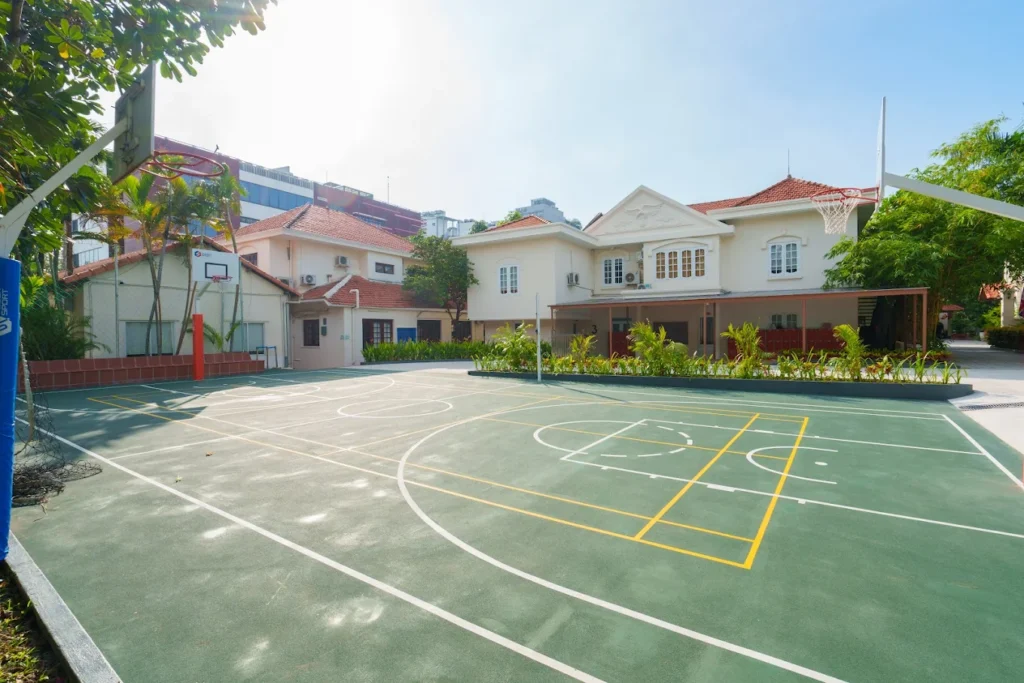 Trường Quốc tế Châu Âu (EIS) tại phường An Khánh, Quận 2 cũ