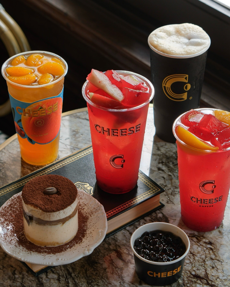 Combo trà dâu đỏ mọng bánh tiramisu thơm ngon tại Cheese Coffee