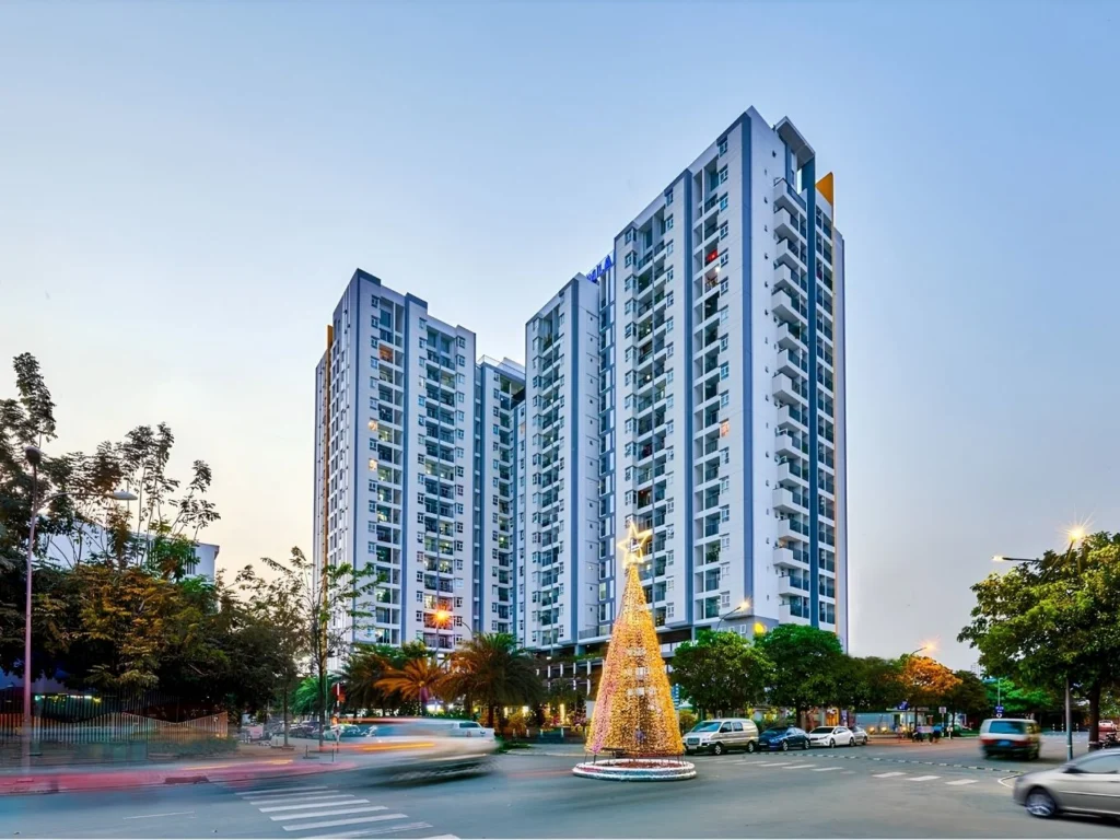 Phân tích thực tế hệ thống tiện ích Him Lam Phú Đông Bình Dương và hạ tầng khu vực Toàn cảnh khối tháp căn hộ Him Lam Phú Đông hiện đại và lung linh