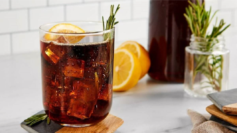 Ly cà phê Cold Brew đá mát lạnh trang trí lát chanh tươi và nhánh hương thảo