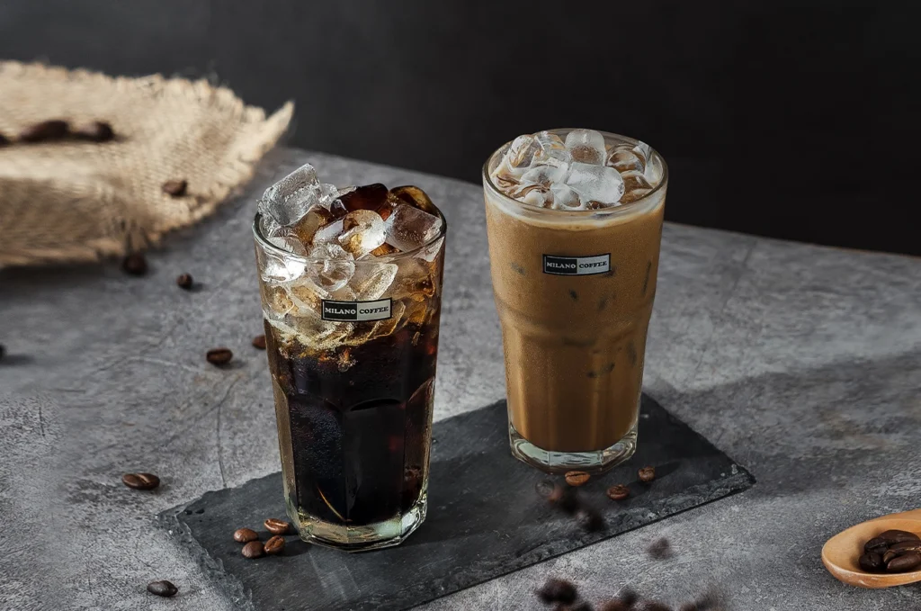 Ly cà phê đen đá và latte tại quán cafe phường Cầu Kiệu, phù hợp để thưởng thức mỗi ngày.
