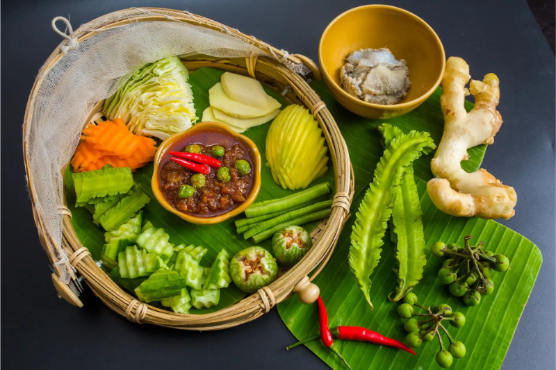 Mẹt rau rừng, dưa leo, đậu rồng tươi xanh kèm chén mắm kho quẹt đậm đà