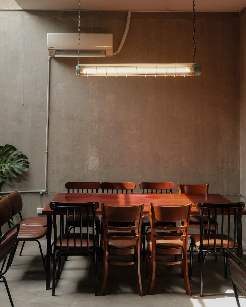 Không gian bàn dài làm việc học tập yên tĩnh tại quán cafe