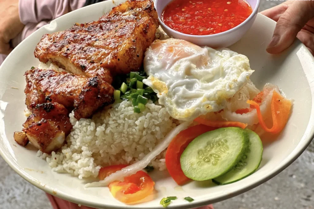 Cơm tấm bình dân luôn là lựa chọn hàng đầu