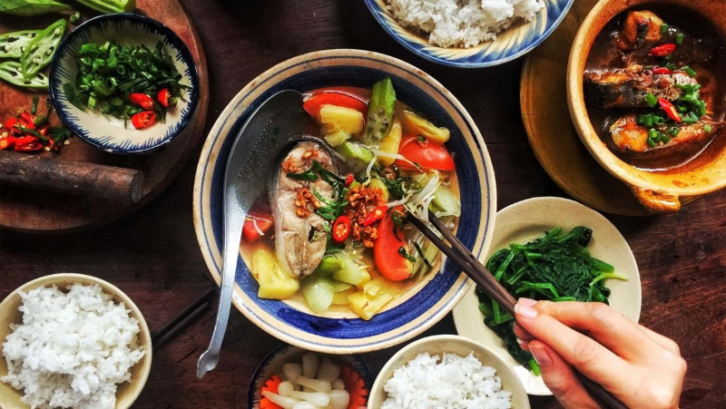 Bữa cơm gia đình với canh chua cá, cá kho, rau luộc và cơm trắng