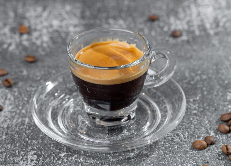 Tách cà phê Espresso thủy tinh với lớp crema vàng ươm quyến rũ