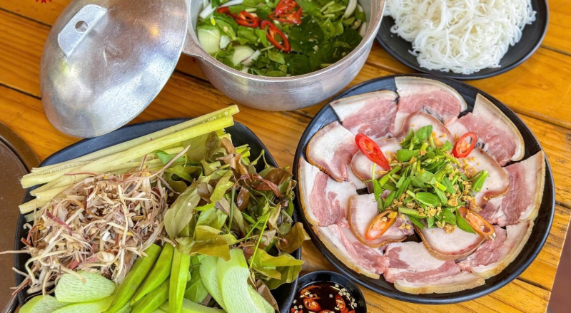 Khám phá top 15 quán ăn ngon phường Tân Sơn Nhì nên thử Mẹt bò tơ mềm ngọt xếp xòe tròn ăn kèm đĩa rau rừng tươi, bún tươi và chén mắm mêm