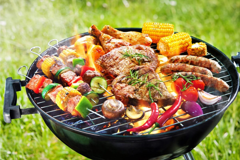 Bếp nướng BBQ than hồng ngập tràn thịt bò, xiên nướng, xúc xích và bắp nướng