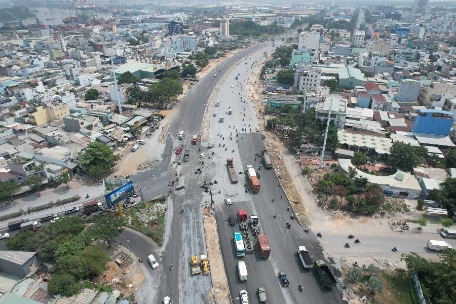 So sánh tiện ích Quận 7 và huyện Bình Chánh chi tiết nhất Hình ảnh đại lộ Nguyễn Văn Linh - tuyến đường nối ngang Quận 7 và huyện Bình Chánh