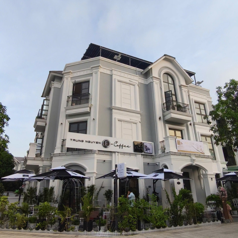 Tòa biệt thự màu xám trắng phong cách tân cổ điển là chi nhánh quán Trung Nguyên E-Coffee