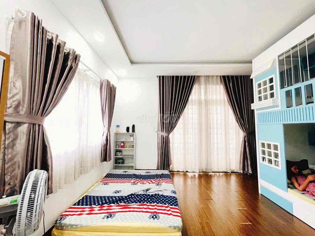 Phân tích lợi ích giữa việc ở gần trường học và chấp nhận quãng đường xa hơn để giảm tiền thuê hằng tháng.