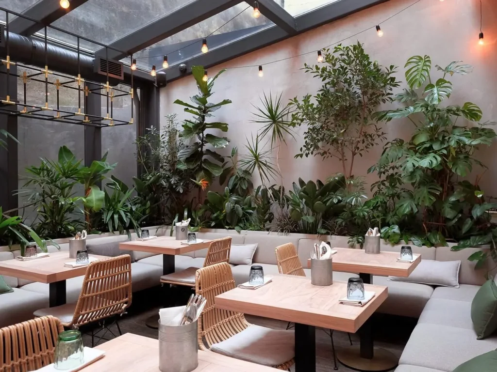 Không gian sân vườn xanh mát của quán cafe phường Cầu Kiệu với thiết kế hiện đại và nhiều cây xanh.