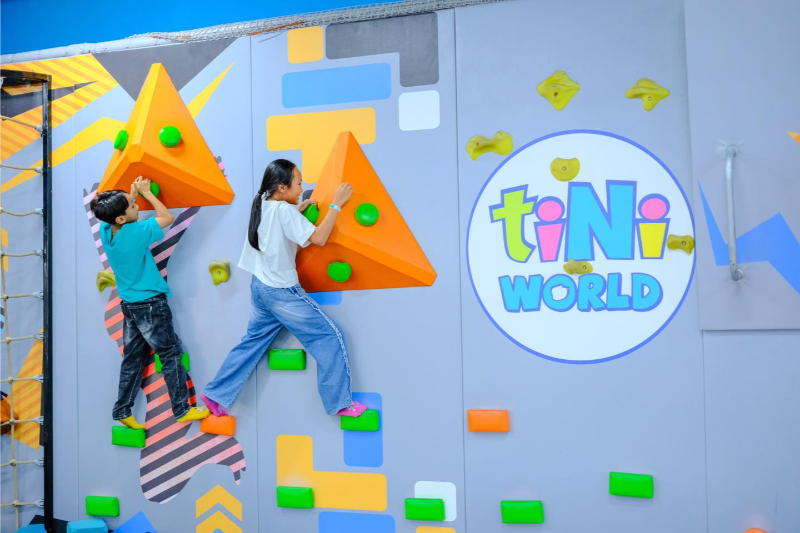 Các bé trải nghiệm leo núi nhân tạo rực rỡ sắc màu tại khu vui chơi tiNiWorld