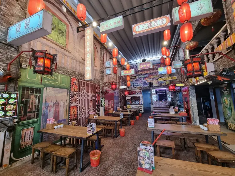 Không gian trang trí theo phong cách hẻm phố Hong Kong với lồng đèn đỏ và biển hiệu chữ Hoa tại một quán ăn ngon phường Tân Phú