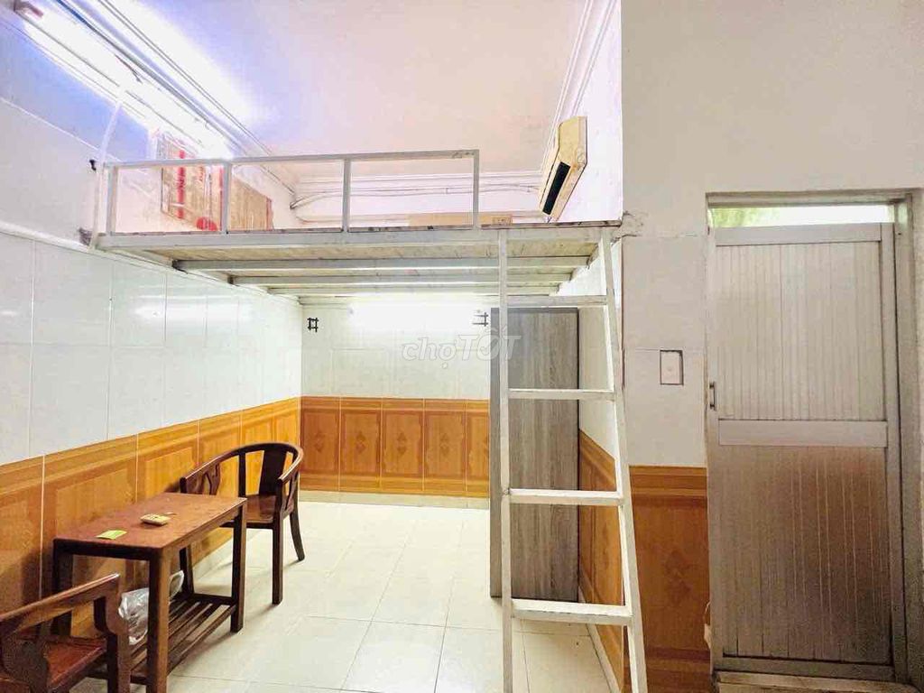 So sánh khả năng di chuyển bằng xe buýt, khoảng cách từ phòng trọ đến trạm xe và mức độ thuận tiện khi chưa có phương tiện cá nhân.