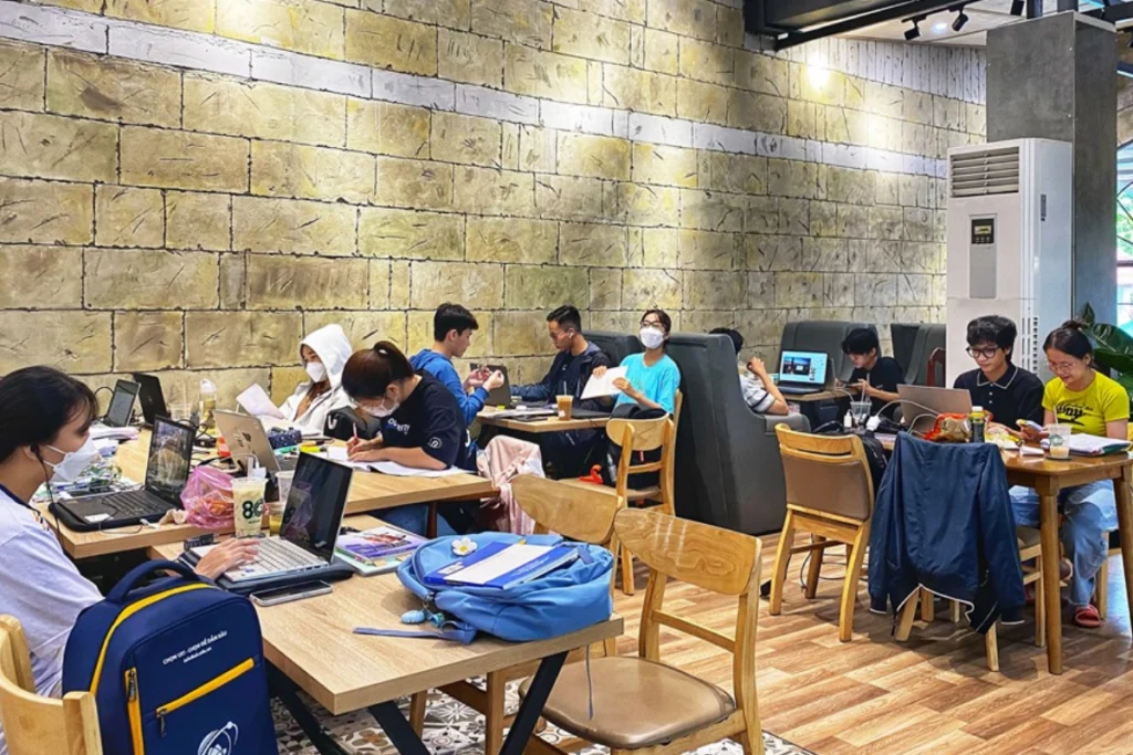 Không gian quán cà phê học bài gần đại học Kinh tế