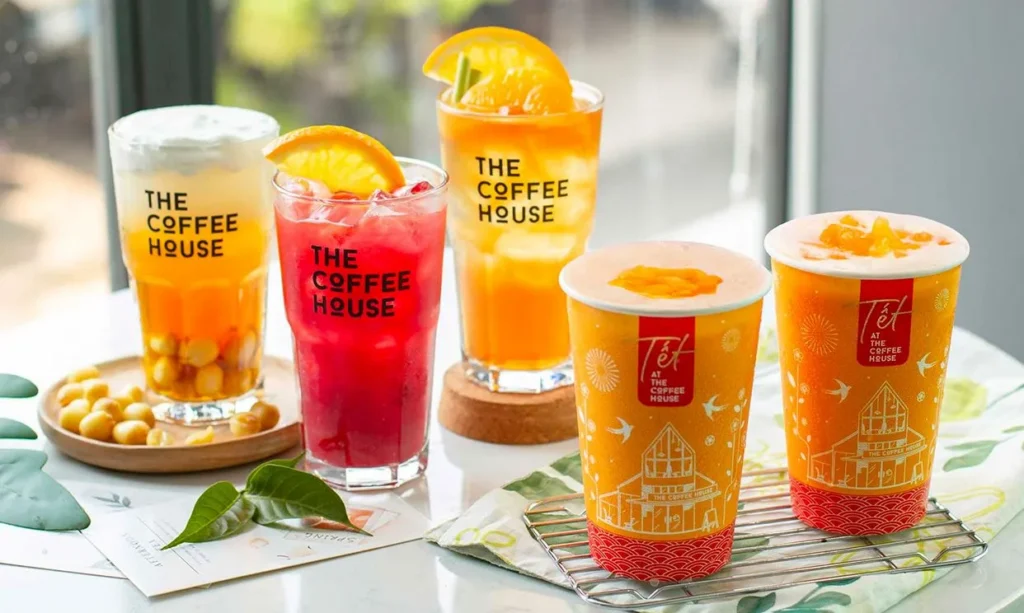 Các loại trà trái cây và cà phê đặc trưng tại quán cafe phường Cầu Kiệu với hương vị tươi mát.