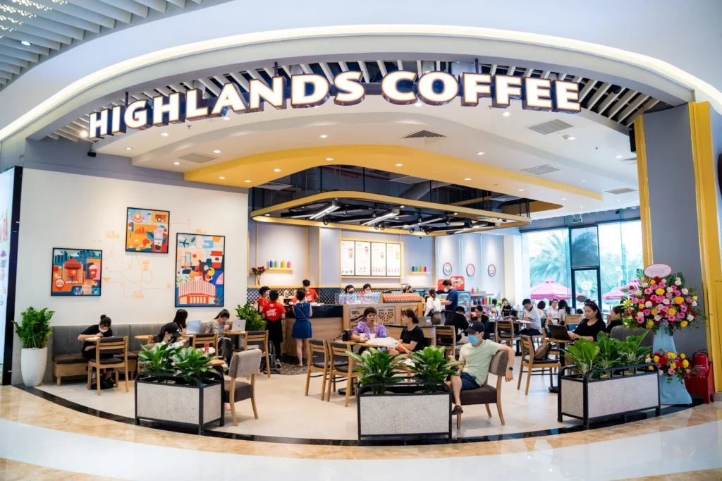 Không gian bên trong quán Highlands Coffee tấp nập khách hàng ngồi làm việc và trò chuyện