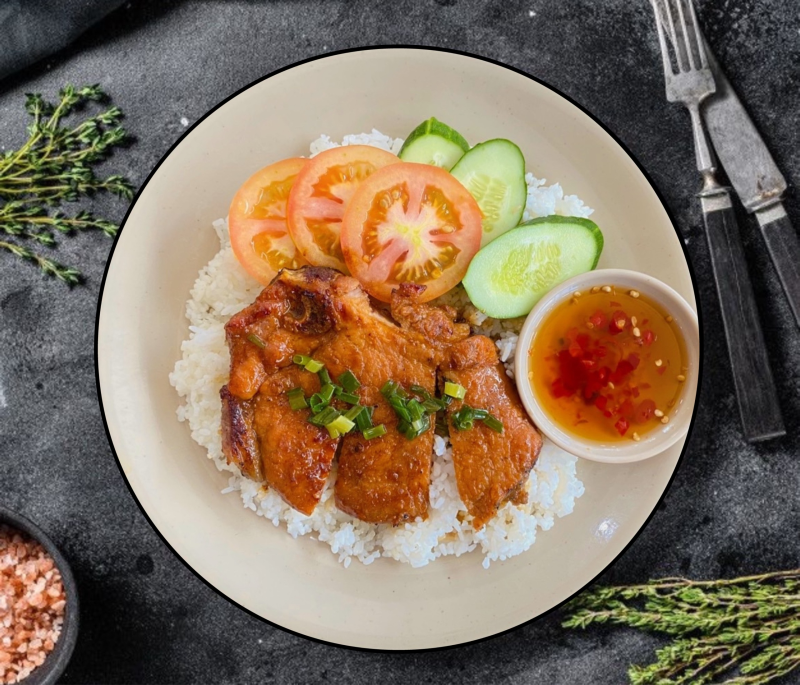 Đĩa cơm tấm sườn nướng óng ánh kim kèm chén nước mắm chua cay đậm vị