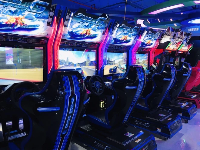 Khu vui chơi giải trí hiện đại với dàn máy game đua xe xịn xò