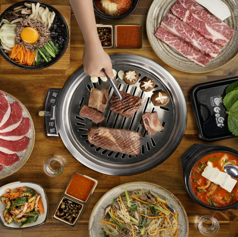 Bàn tiệc nướng Hàn Quốc GoGi House với dẻ sườn bò Mỹ, cơm trộn, miến xào và canh kim chi
